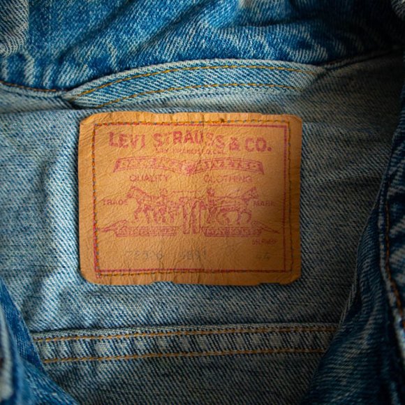 Vintage Levi's Men's Dark Blue Jean Jacket - Picture 5 of 7